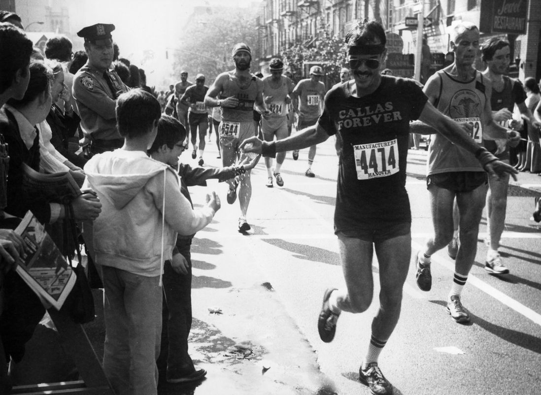 A runner grabs a drink from a spectator during the 1979 marathon. (<a href="http://www.gettyimages.com/license/3094891">Hulton Archive</a>/Getty Images)
